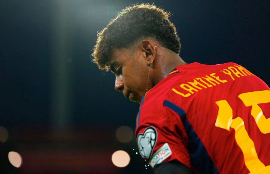 记者：维尼修斯女友在美国涉嫌欠税，可能无法陪他参加世界杯