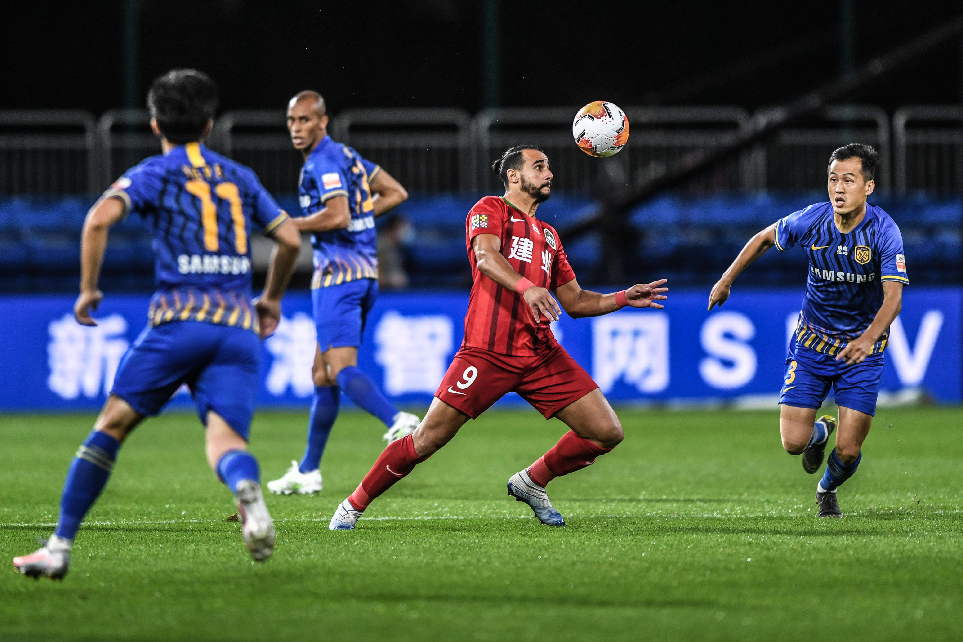 曼联平局再显不稳定，马兹拉维怒斥错失良机