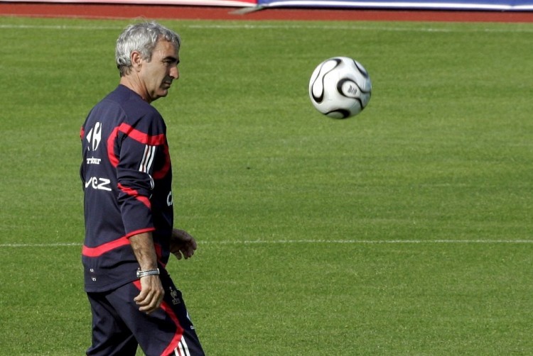 西媒：巴列卡诺球迷大巴在波兰遭50多人蒙面袭击，数人受伤