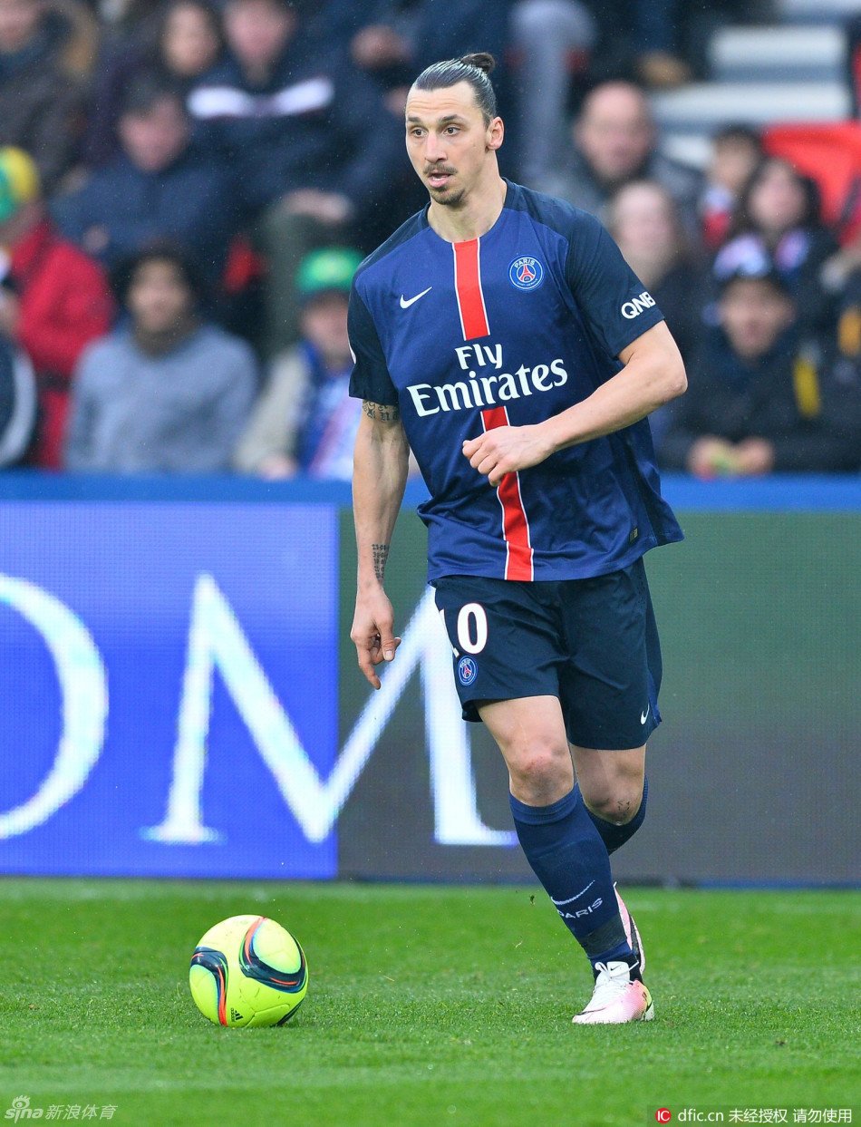 篮球湖人核心球员训练后状态良好